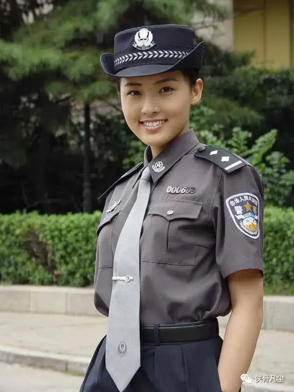 警察美女还是美女警察(中印日韩女警大比拼，印度最霸气日本最迷人)