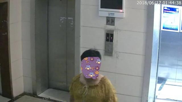 变态！男子凌晨尾随在校女学生，裸露身体做出这种下流事