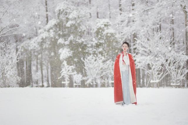 不食人间烟火，汉服小姐姐雪景写真：雪中有佳人，娇容绝红尘