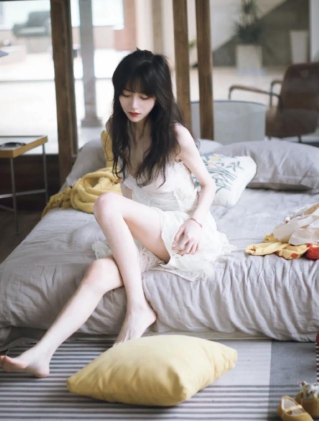 美女写真：性感睡衣可爱美女，娇小玲珑小姐姐