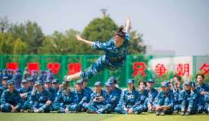 背心美女热舞(大学军训场上，女生跳热舞展示才艺，穿背心秀身材算低俗吗？)