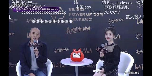 冯提莫穿黑丝做主持，典雅性感太美丽，事业线把粉丝们惊呆了