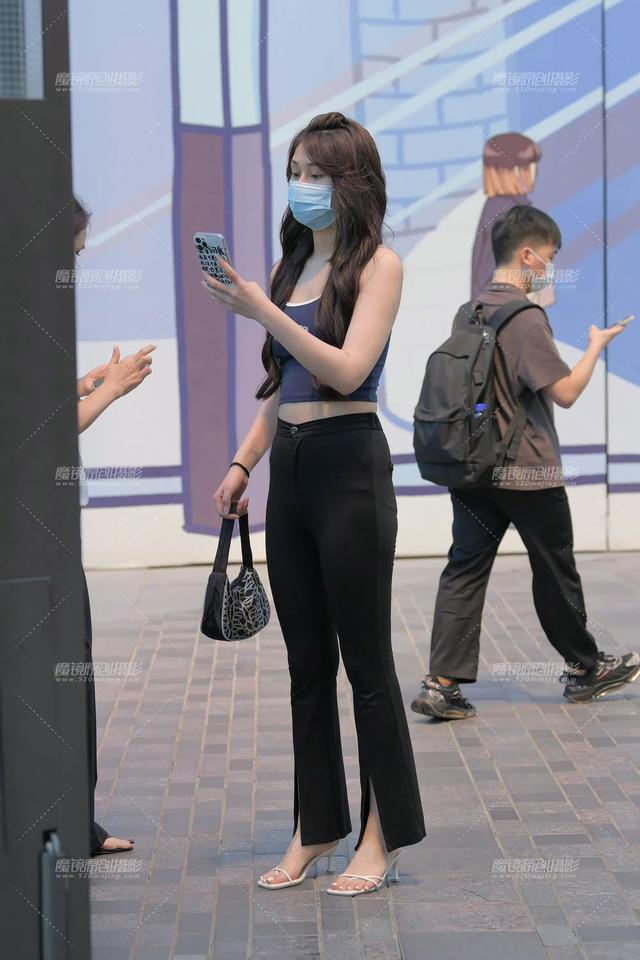 街拍长腿紧身修身牛仔裤丰臀美女逛街性感小姐姐包臀写真高清壁纸