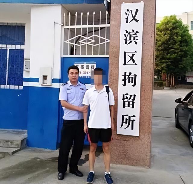 炸裂！湖北一女子商场裸奔，画面曝光，警方介入，网友猜测原因