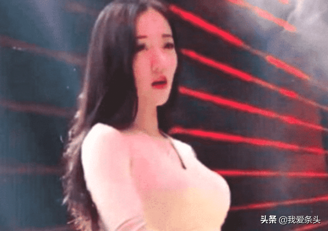 抖音最保守女DJ火了，胸下22圈“粗绳”，网友：真是穿得最多的DJ