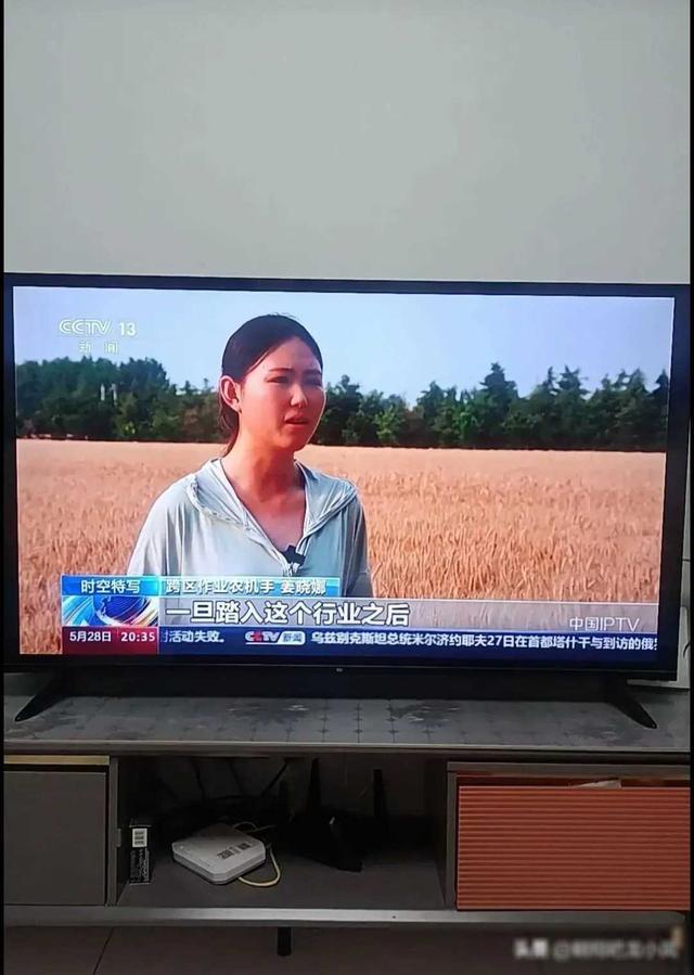 准00后美女农机手帮五保户收麦火了！生活照流出，真是人美心善