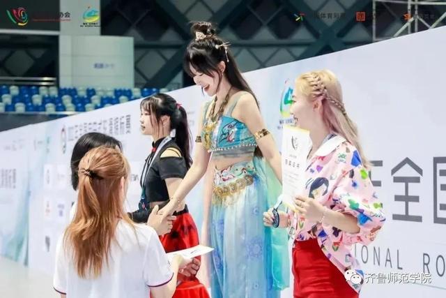 轮滑+汉服，这个19岁女生夺冠！网友：太仙了