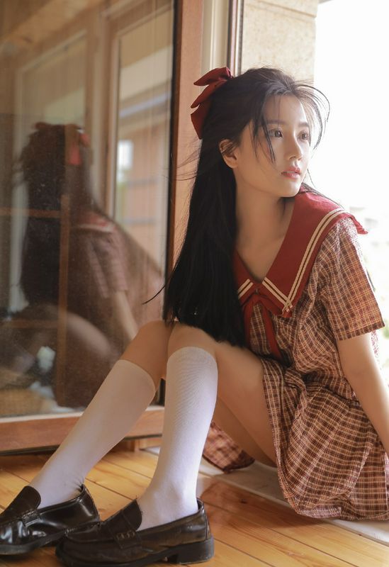 格子裙美女性感美腿写真图片