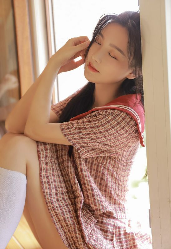 格子裙美女性感美腿写真图片