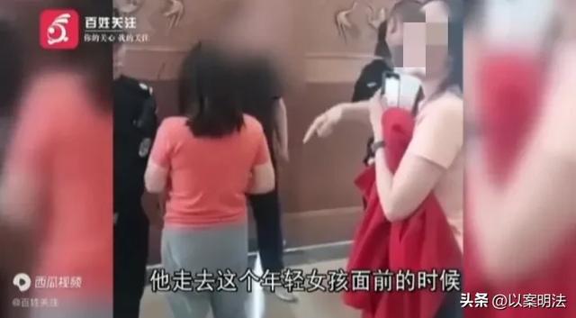 闹大了! 男子博物馆竟然光明正大摸两女子胸部,摸完大妈又摸小姐姐