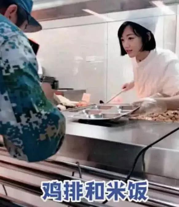 抖音“食堂西施”火了，打菜的小姐姐太美，网友：翘课来食堂打饭