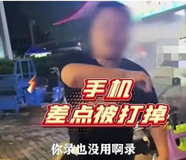 美女摆摊被收保护费后续：警方到场男子淡定吸烟，警方账号沦陷