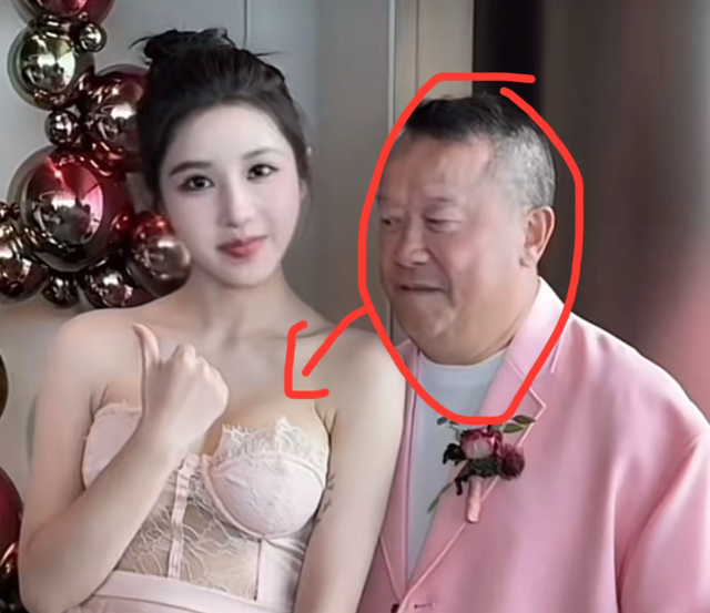 辣眼睛！曾志伟与乔妹合影，眼睛狂扫乔妹胸部，吐完舌头再贴肩膀