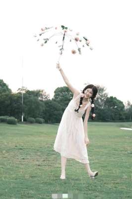 花瓣美女清纯(林思意秋日花瓣雨伞写真，清纯甜美，唯美浪漫)