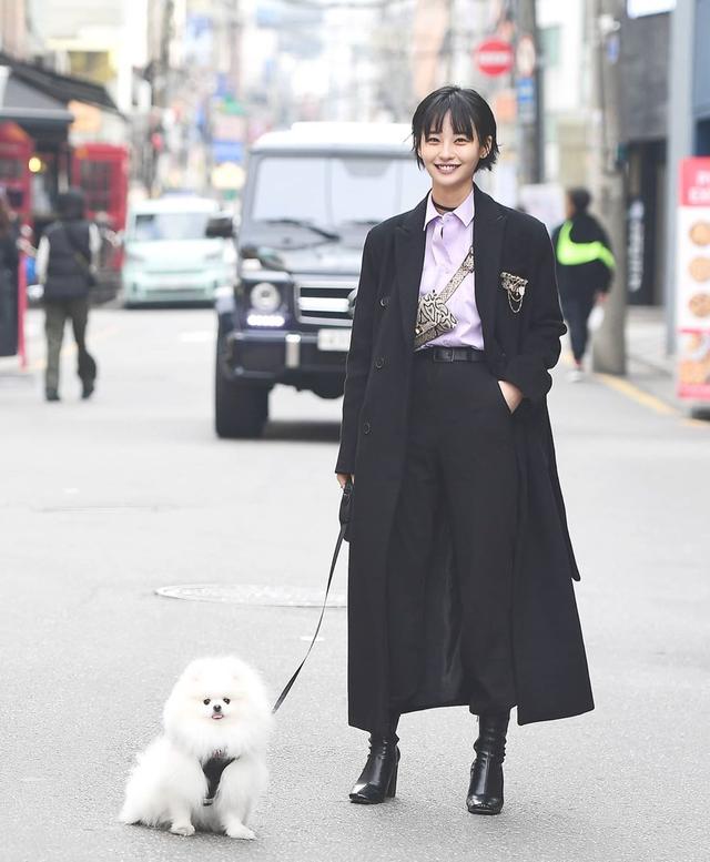 这些高人气的韩国街拍穿搭，你应该学学，简单且日常，个性还时髦