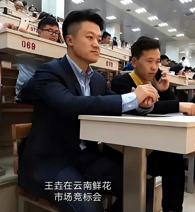 非洲土皇帝王垚：丰臀辣妹当助理，生活奢靡为何还多次被官媒表扬