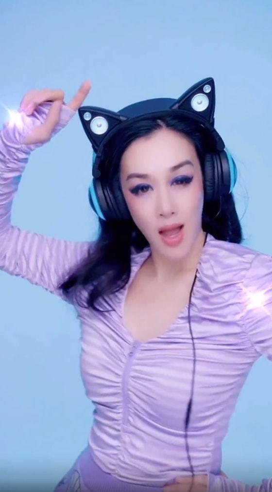 钟丽缇网上晒近况，带塑胶手套搓碟，带猫猫耳机化身性感DJ