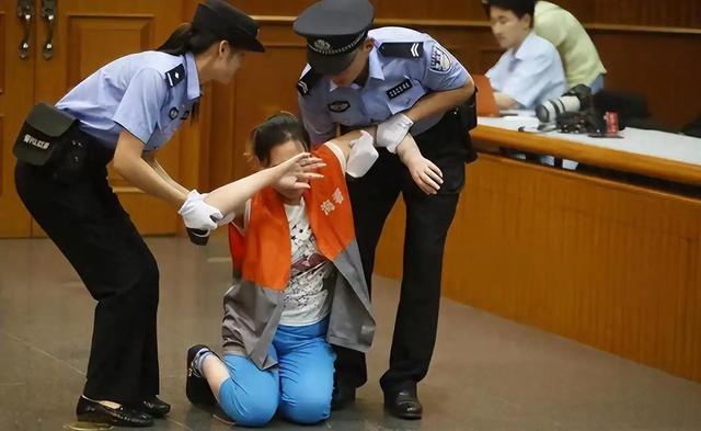 2004年，福建美女被实施药物注射死刑，上刑车前，她朝狱警深鞠躬