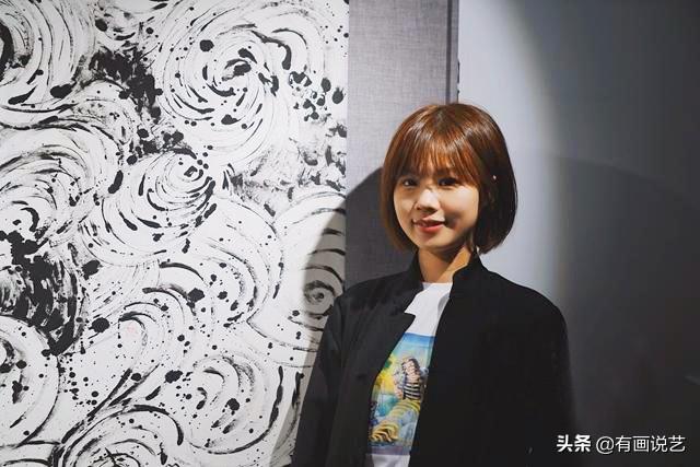 95后美女艺术家，表演人体“蛆爬”书法，专家：这是实验书法