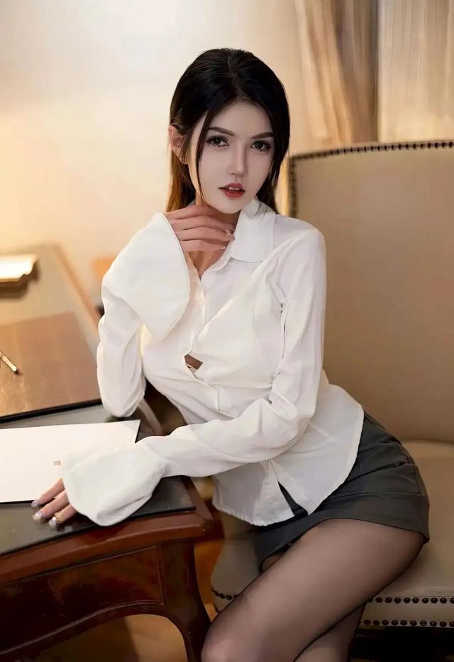 美女模特媛媛酱：白衬衫搭配黑色丝袜的唯美写真