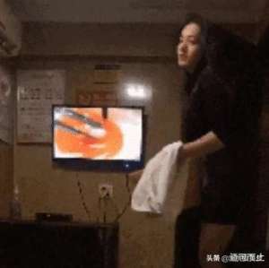 美女腿做足疗(足疗店妹纸像当红女星火了，长相过分美貌，因被围观暂停营业)