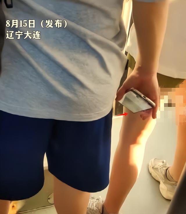 男子用鞋子上的摄像头伸入女孩裙底，一次不够还拍多人，警方介入