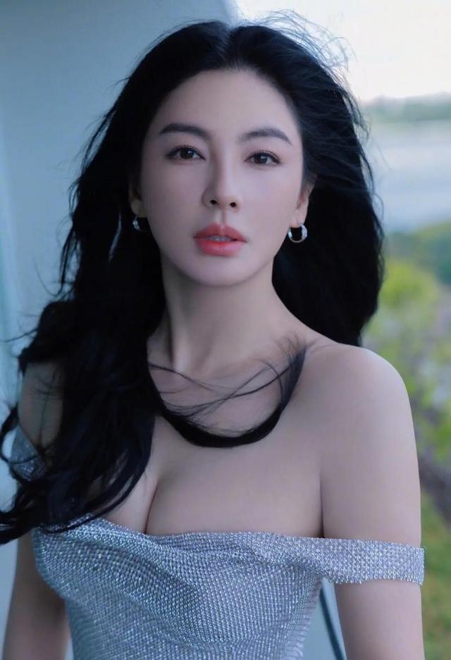 蕾丝蝴蝶丝袜配短裙！张雨绮美出新高度，网友：不如旁边眼镜妹