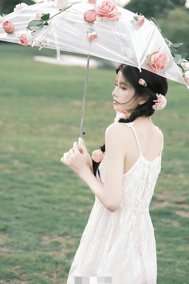 林思意秋日花瓣雨伞写真，清纯甜美，唯美浪漫