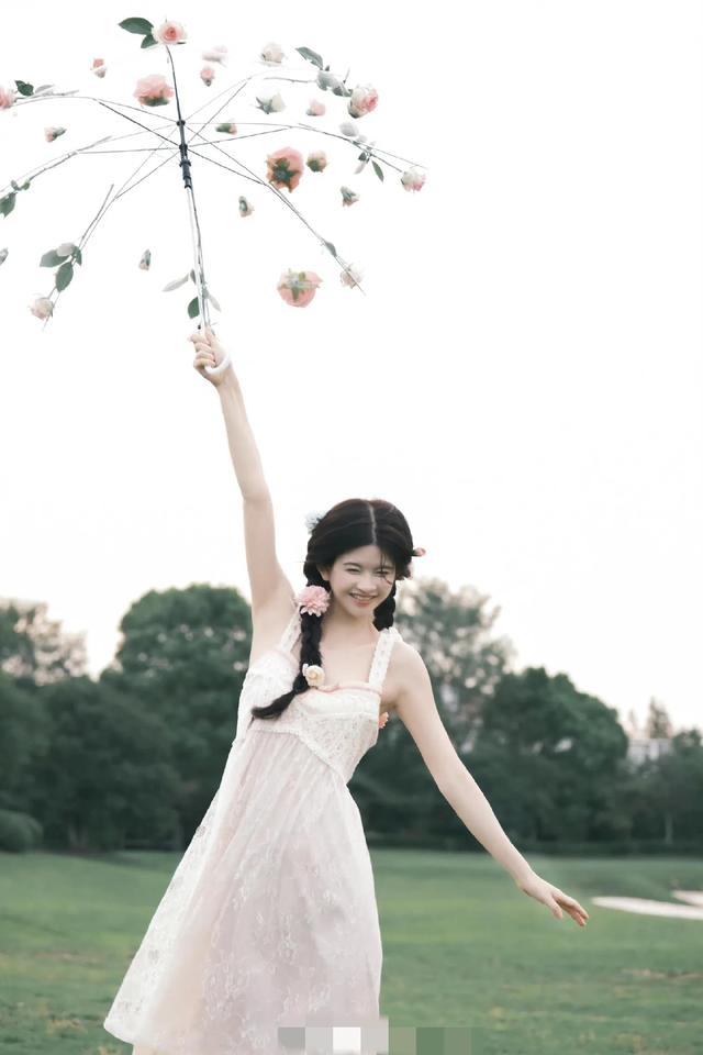 林思意秋日花瓣雨伞写真，清纯甜美，唯美浪漫