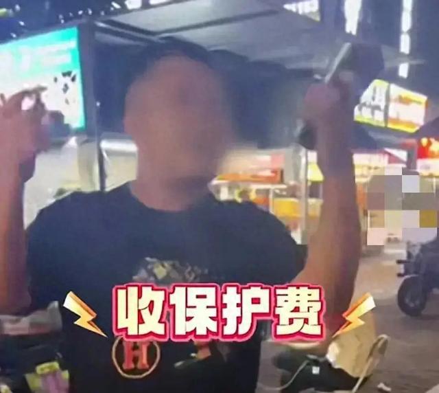 美女摆摊被收保护费后续：警方到场男子淡定吸烟，警方账号沦陷