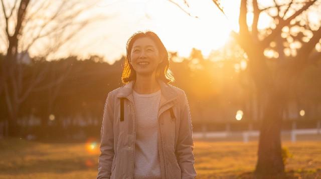 和女友看电影时，我偷偷摸了她的胸，她却突然哭了起来，什么情况