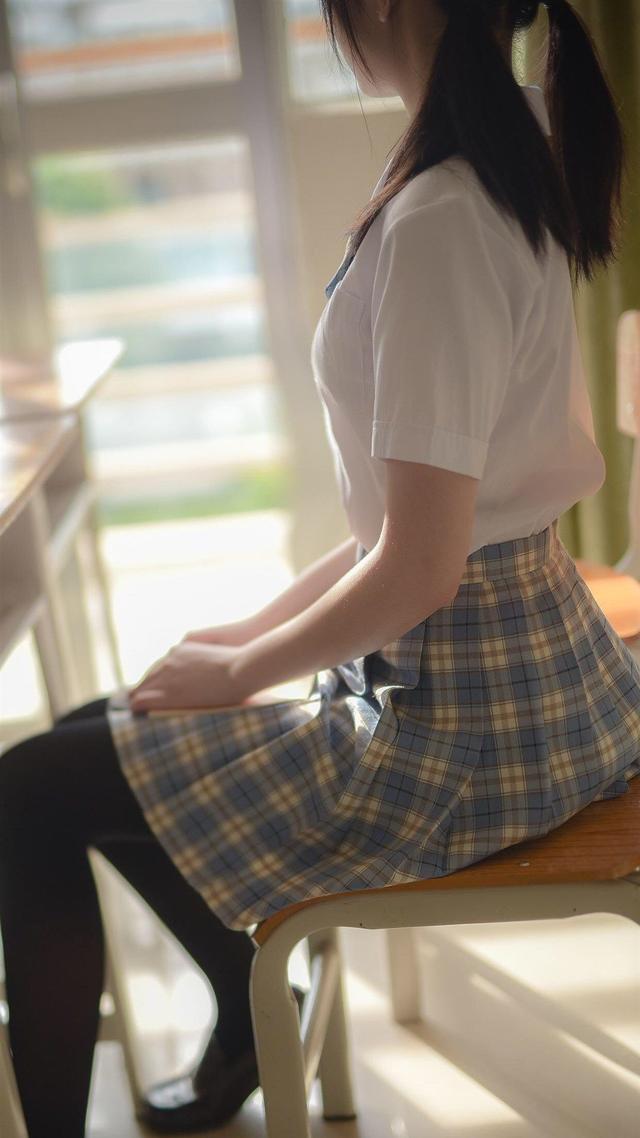 纯真学妹短裙长袜学生装写真