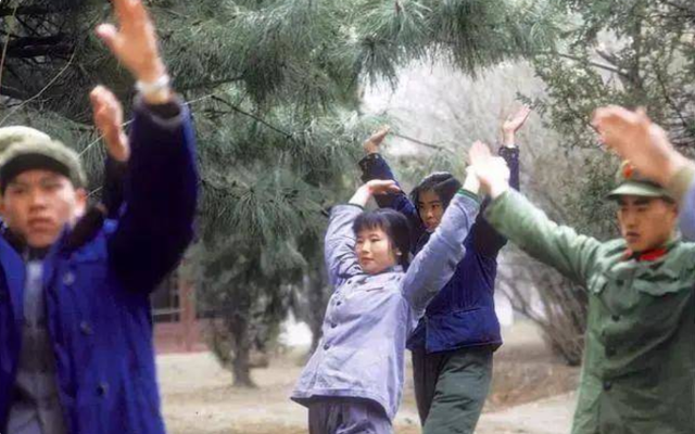 罕见照片：日本女人竟如此开放大胆，女学生脱光衣服全身赤裸上课