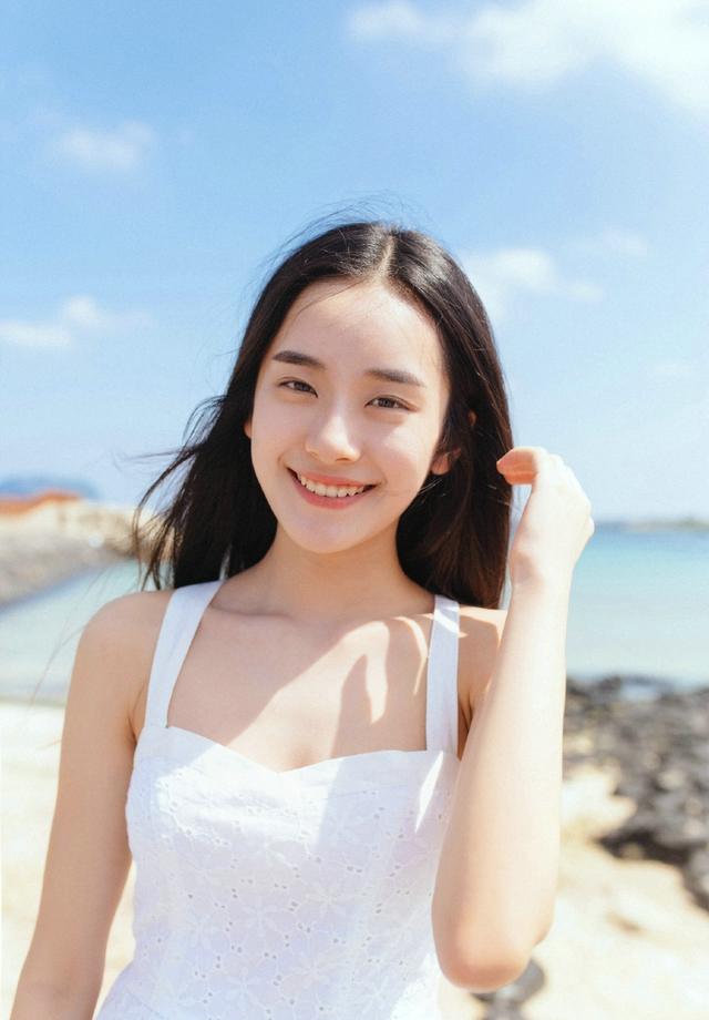 微风徐徐 海边草帽白皙长发清纯美女迷人甜美笑容