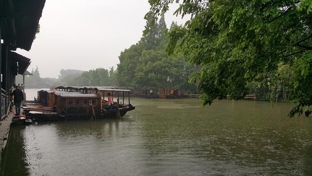 雨中漫游乌镇 美景美食还有美女 是个可以养老的好地方