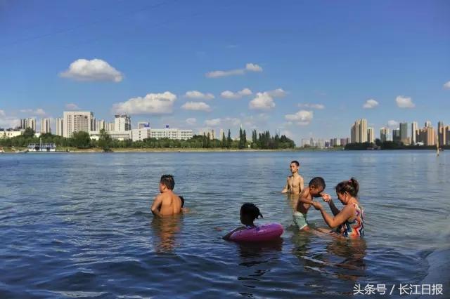 图说武汉｜女孩江边学游泳，身上绑了一条几十米长的布条