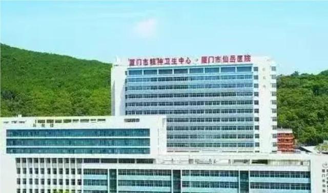 25岁女子胸部被60岁男医生吸吮，医生被处拘留五天，吊销资格证