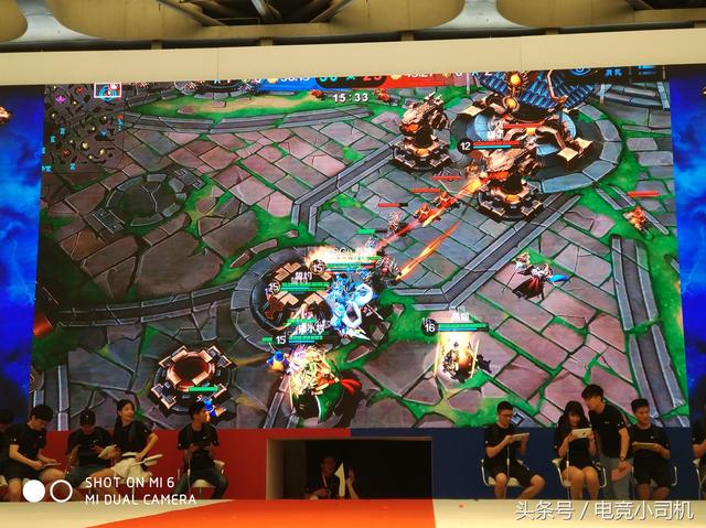 参加小米ChinaJoy，玩个游戏，输了竟然被美女用脚踩下面！