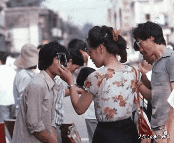 卑鄙龌龊老照片：青楼女子妖娆多姿，妇女露胸喂奶被孩子撕扯衣服