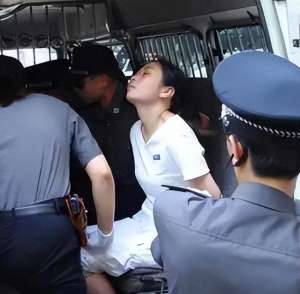 美女死刑注射(2004年，福建美女被判注射死刑，死刑执行前，她还对狱警深深鞠躬)