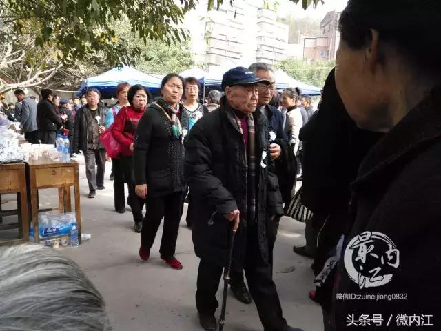 昨天，无数内江威远人，自发前来送一位老校长