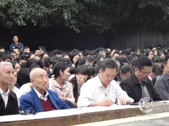 昨天，无数内江威远人，自发前来送一位老校长