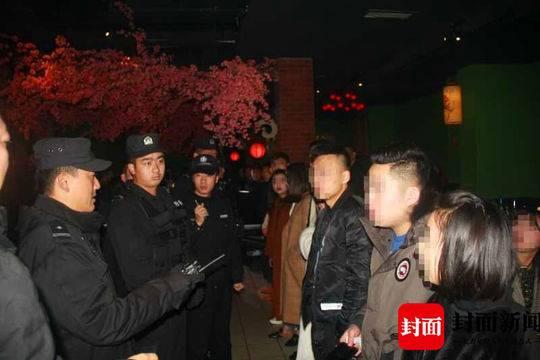 “笑气”现身夜场 绵阳一酒吧被警方带走30人