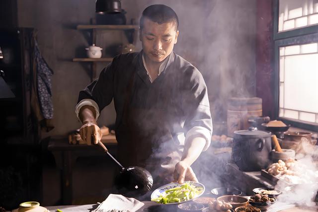 83年半夜捉泥鳅撞见村花洗澡，她骂我不是好人：流氓，除非你娶我