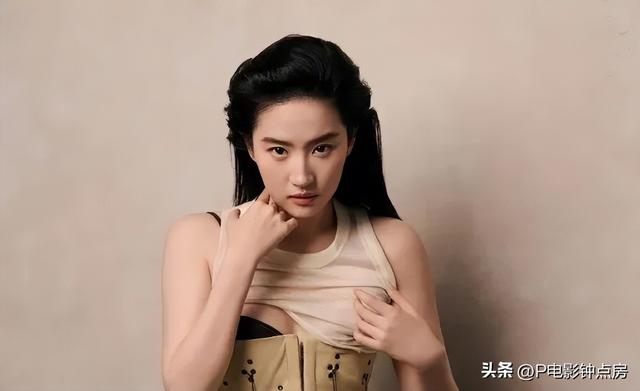 刘亦菲裸背侧乳照VS迪丽热巴吊带装，谁才是金九最美封面女郎？