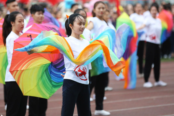 广州有一女大学生，穿“黑丝”参加运动会，网友批判：不检点