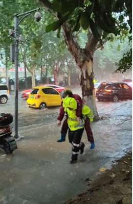 美女晕倒医院(长沙一女子因低血糖在暴雨天晕倒，交警冒雨将其背回岗亭休息)