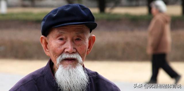 少女竟被大叔带到酒店，美女主动脱去衣服，献身五十岁的老男人!