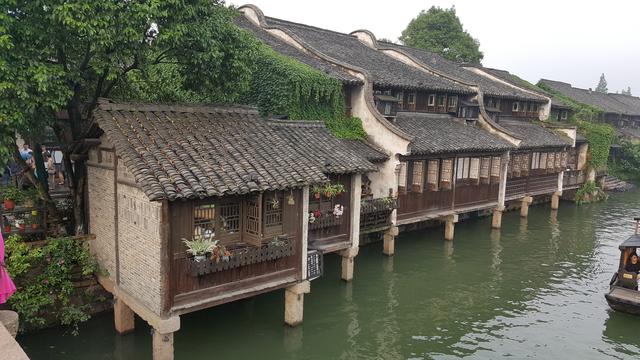 雨中漫游乌镇 美景美食还有美女 是个可以养老的好地方