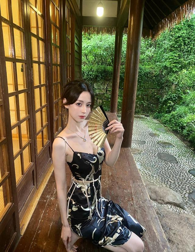 校花美女吊带连衣裙性感写真